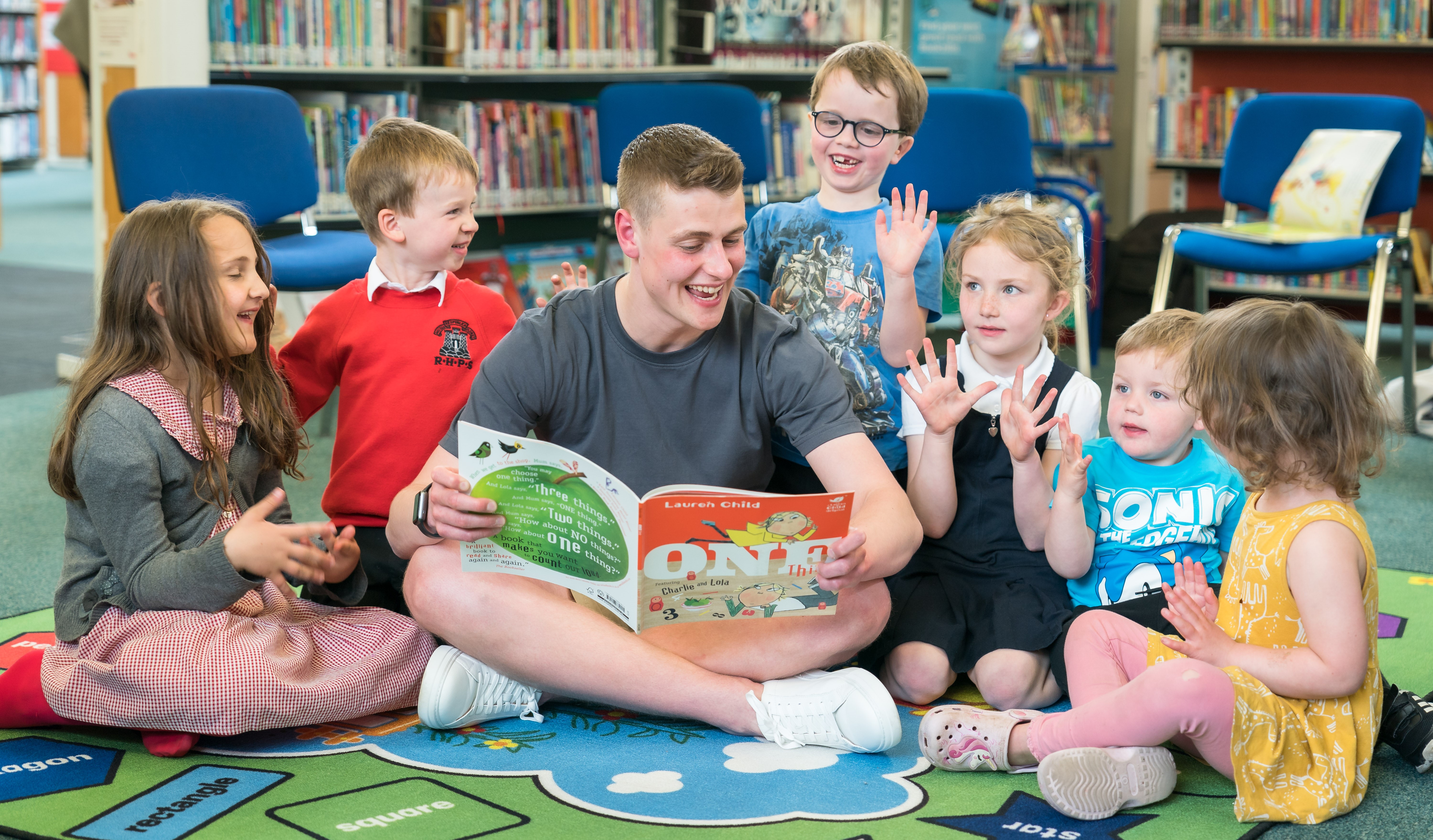 Peter Sawkins reading with children for National Numeracy Day 2023